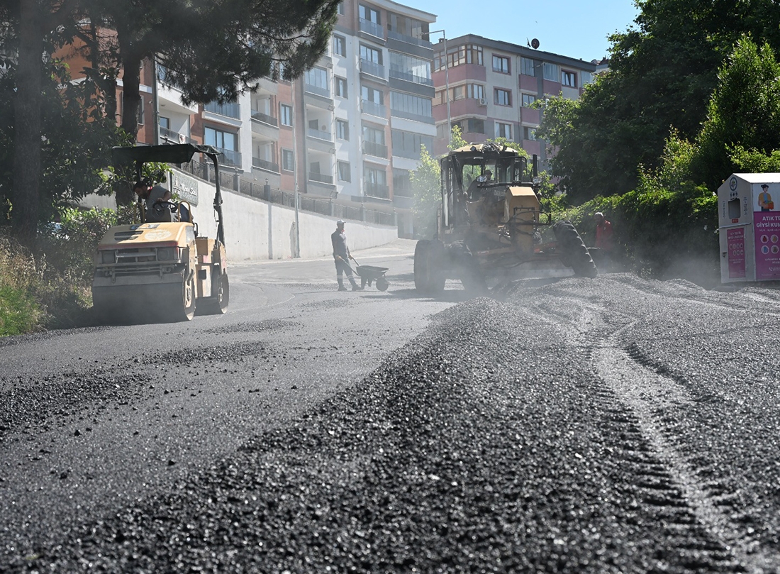 200 Derece Sıcakta Çalışan Asfalt İşçilerine Tatlı Ve Meşrubat İkramında Bulunuldu