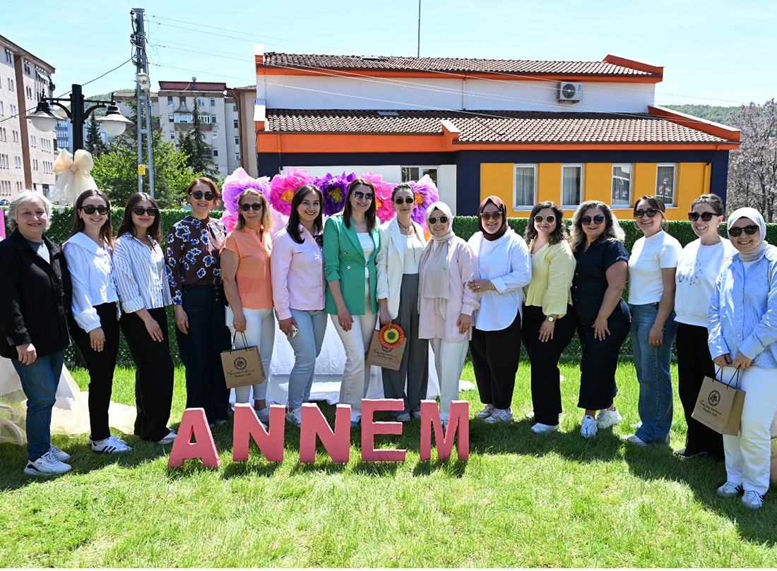 Anneler Hem Eğlendi Hem Sanatla Buluştu