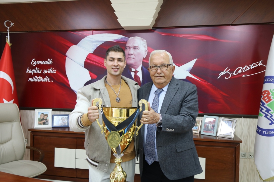 Kdz. Ereğli Belediye Meclisi, Vücut Geliştirme Avrupa Şampiyonunu Cumhuriyet Altını İle Ödüllendirdi