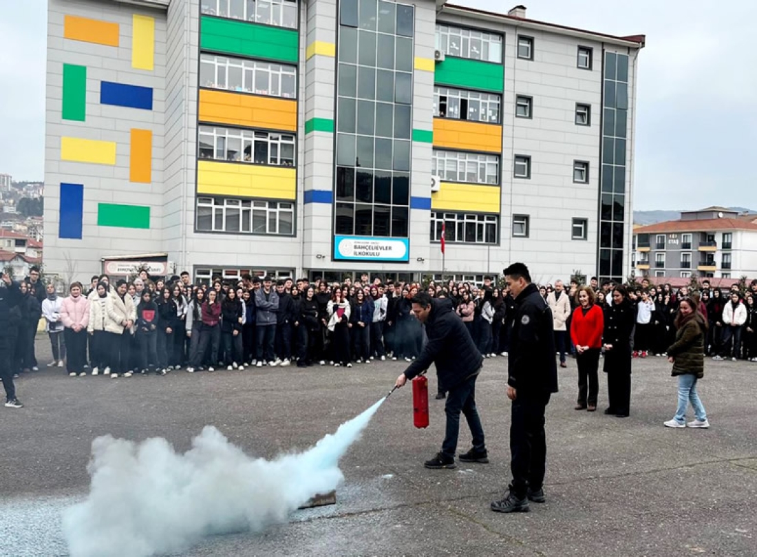 Kdz. Ereğli Belediyesi 1030 Kişiyi Deprem Tatbikatlarıyla Bilgilendirdi