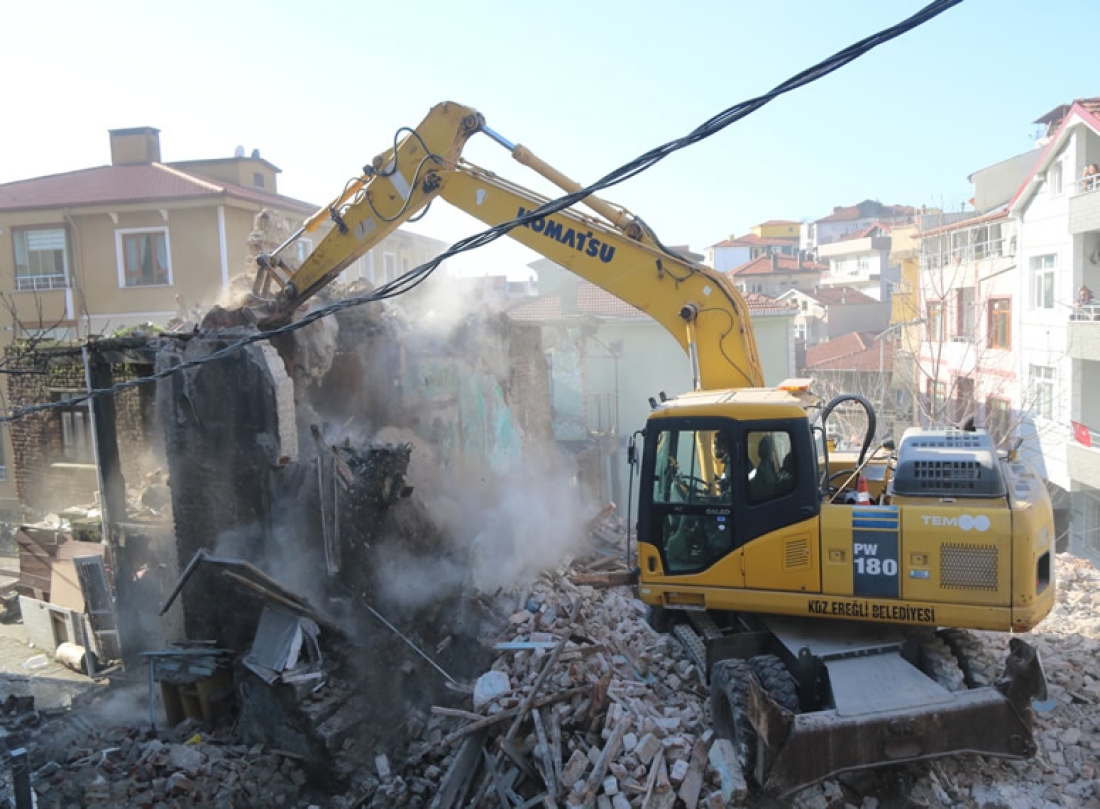 Kdz. Ereğli’de Tehlike Arz Eden Metruk Bina Güvenli Şekilde Yıkıldı