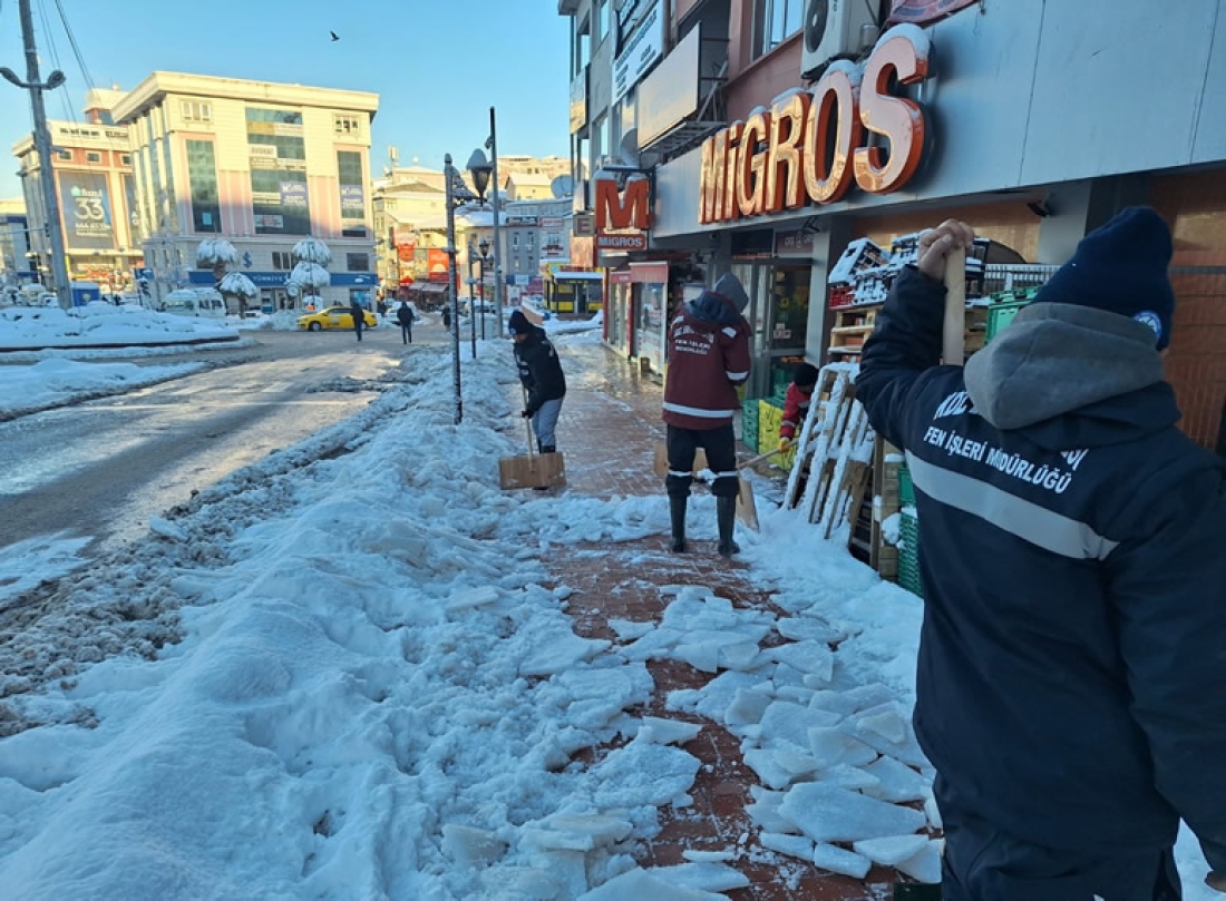 Kdz. Ereğli’de Yollar Ve Kaldırımlar Kardan Temizleniyor