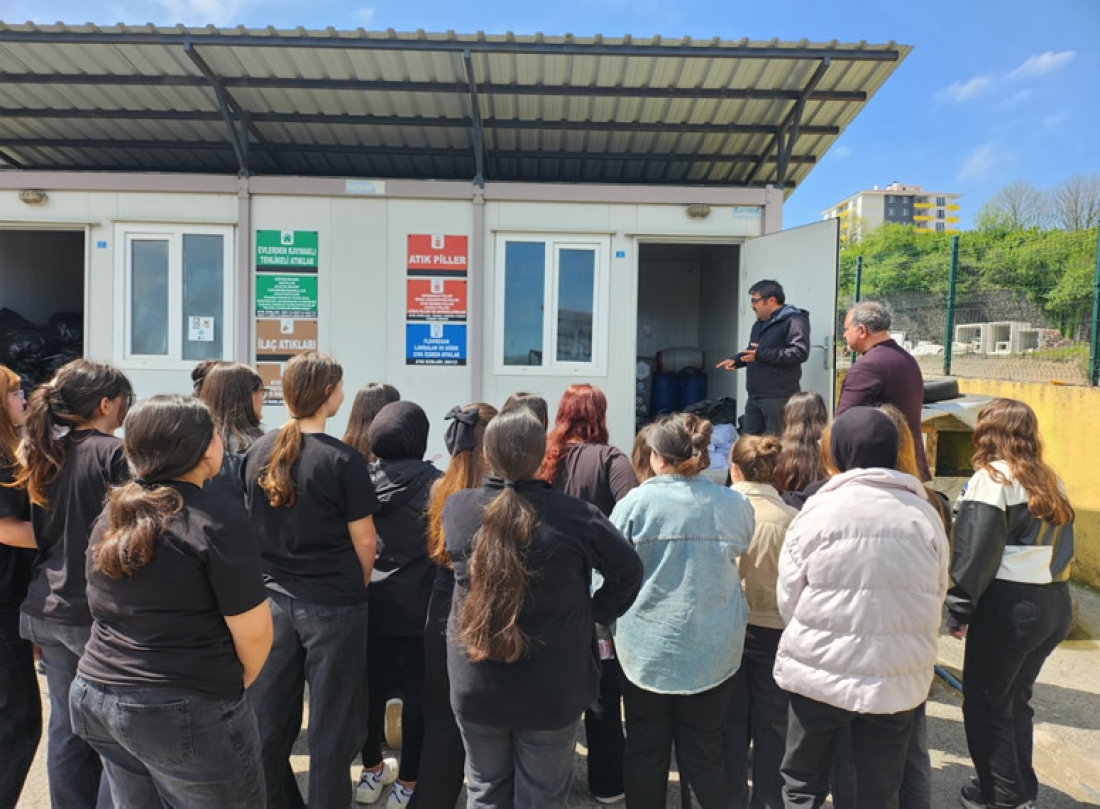 Öğrenciler, Atık Getirme Merkezi’ni Ziyaret Ettiler