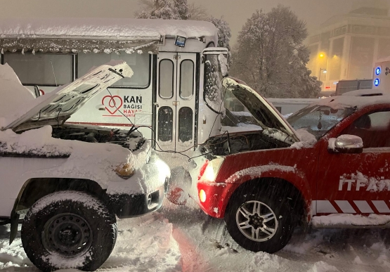 Kdz. Ereğli’de Yollar Ve Kaldırımlar Kardan Temizleniyor