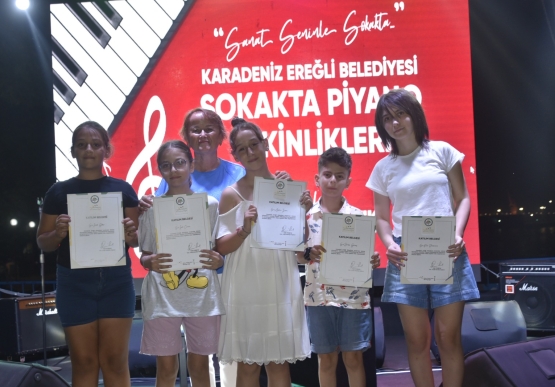 Sokakta Piyano Etkinliği İlgi Görüyor