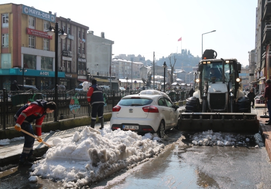 Kdz. Ereğli’de, Kar Kütleleri Kaldırılıyor