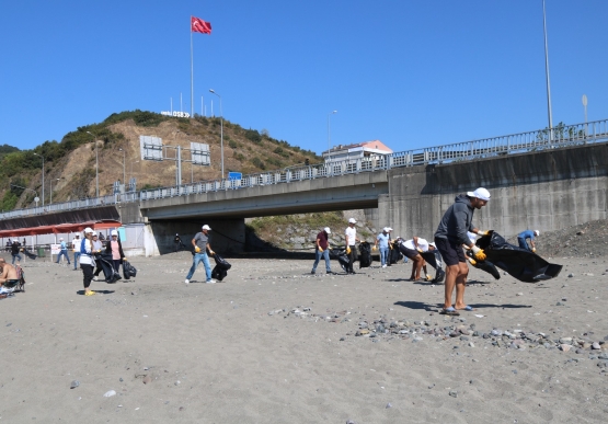 Dünya Temizlik Günü’nde Plaj Bölgesinde Çöpler Toplandı