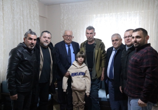 Başkan Posbıyık, Depremzede Aileyi Evinde Ziyaret Etti