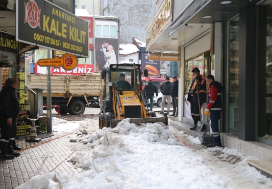 Kdz. Ereğli’de, Kar Kütleleri Kaldırılıyor