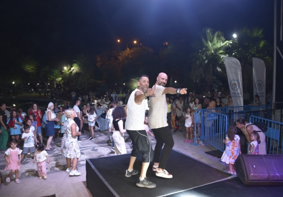 Stand Up Ve Dans Gösterileri Coşturdu
