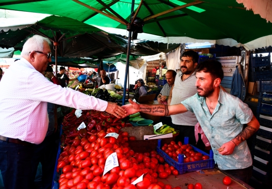 Cumartesi Pazarında Yüzler Gülüyor