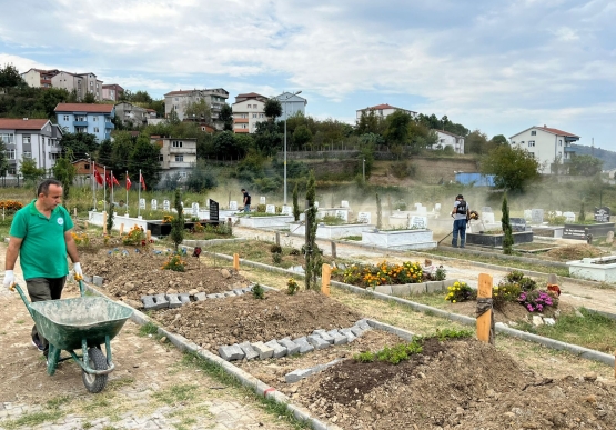 Mezarlıklarda Bakım Ve Temizlik Çalışmaları Sürüyor