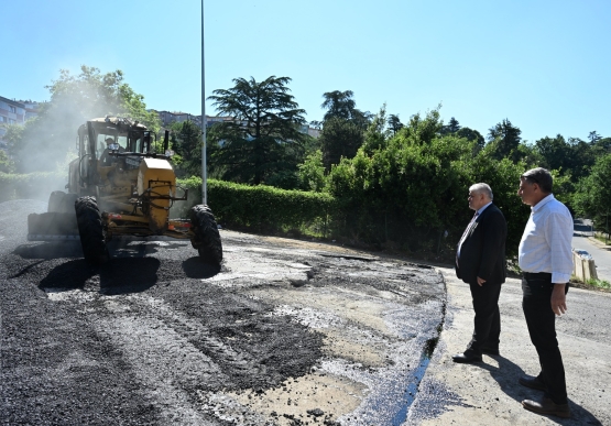 200 Derece Sıcakta Çalışan Asfalt İşçilerine Tatlı Ve Meşrubat İkramında Bulunuldu