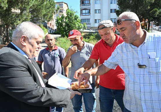 200 Derece Sıcakta Çalışan Asfalt İşçilerine Tatlı Ve Meşrubat İkramında Bulunuldu
