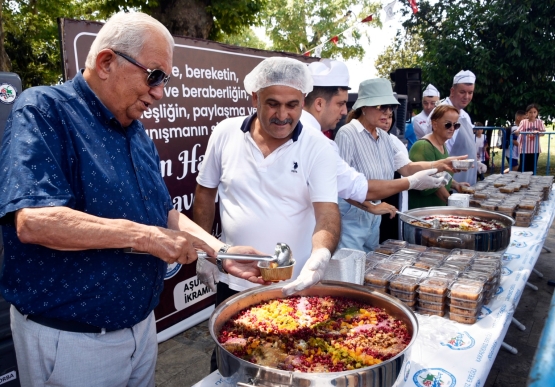 Kdz. Ereğli Belediyesi, 3 Bin Kişiye Aşure Dağıttı