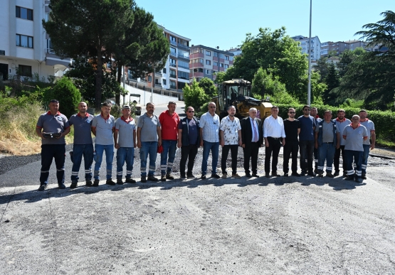 200 Derece Sıcakta Çalışan Asfalt İşçilerine Tatlı Ve Meşrubat İkramında Bulunuldu