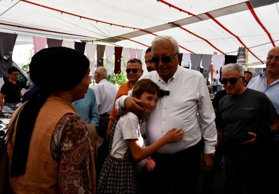 Cumartesi Pazarında Yüzler Gülüyor