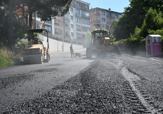 200 Derece Sıcakta Çalışan Asfalt İşçilerine Tatlı Ve Meşrubat İkramında Bulunuldu