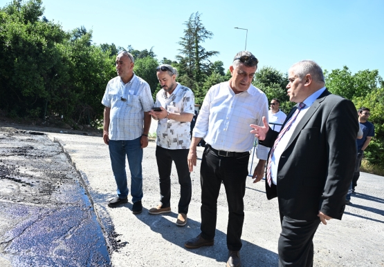 200 Derece Sıcakta Çalışan Asfalt İşçilerine Tatlı Ve Meşrubat İkramında Bulunuldu