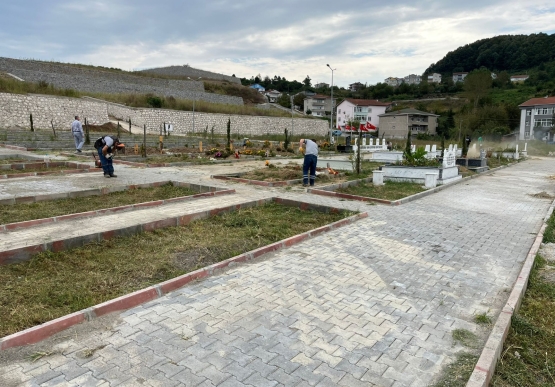 Mezarlıklarda Bakım Ve Temizlik Çalışmaları Sürüyor