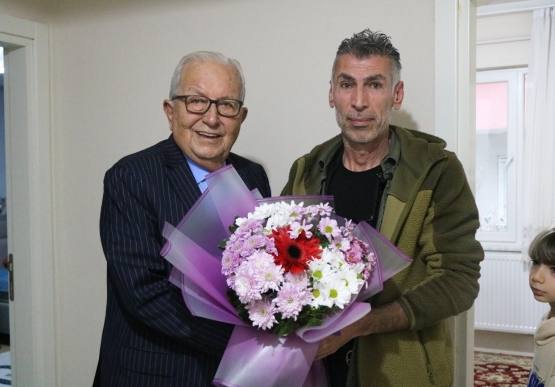 Başkan Posbıyık, Depremzede Aileyi Evinde Ziyaret Etti