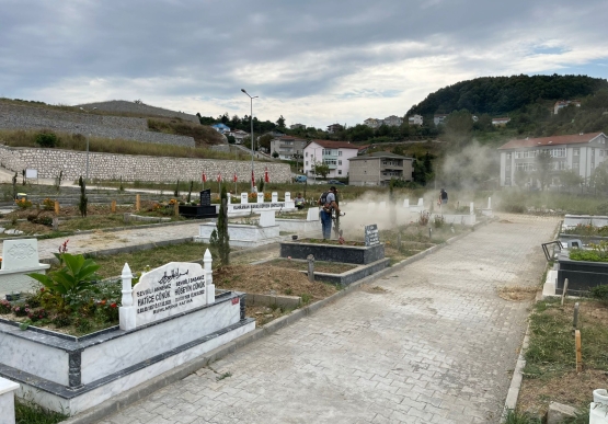 Mezarlıklarda Bakım Ve Temizlik Çalışmaları Sürüyor