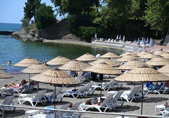 Mavi Bayraklı Barış Plajı'nda 300 Kişilik Ek Alan Vatandaşların Hizmetine Sunuldu