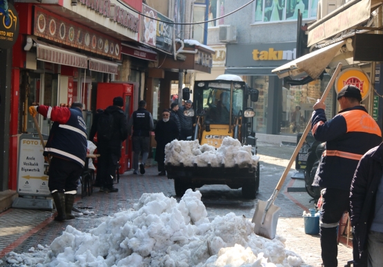 Kdz. Ereğli’de, Kar Kütleleri Kaldırılıyor