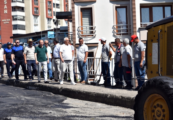 Başkan Posbıyık, 40 Derece Sıcakta, Sıcak Asfalt Çalışması Yapan İşçilere Karpuz İkram Etti