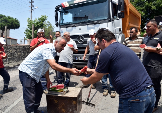 Başkan Posbıyık, 40 Derece Sıcakta, Sıcak Asfalt Çalışması Yapan İşçilere Karpuz İkram Etti