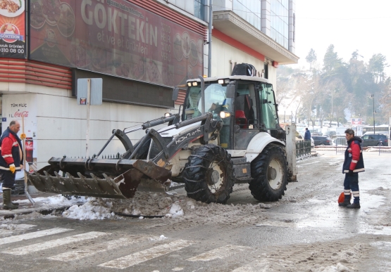 Kdz. Ereğli’de, Kar Kütleleri Kaldırılıyor