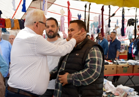 Cumartesi Pazarında Yüzler Gülüyor