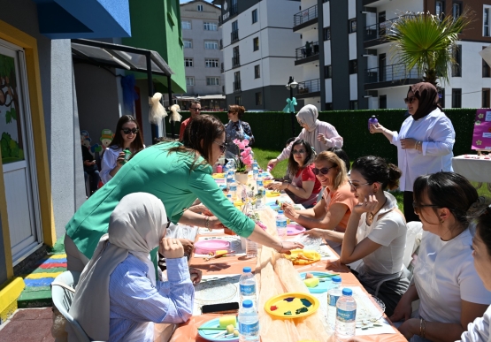 Anneler Hem Eğlendi Hem Sanatla Buluştu