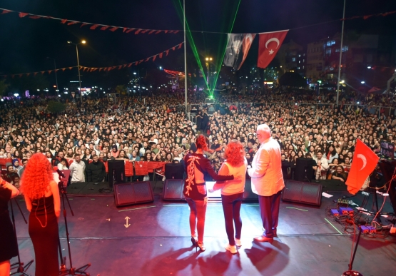 Buray Ve Betül Demir, Cumhuriyetin 100. Yılında Kdz. Ereğli’de Sahne Aldı