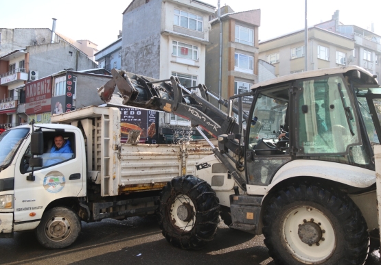 Kdz. Ereğli’de, Kar Kütleleri Kaldırılıyor