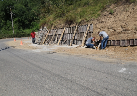 Sarıkokmaz’da Yol Genişletme Ve Taş Duvar Çalışması