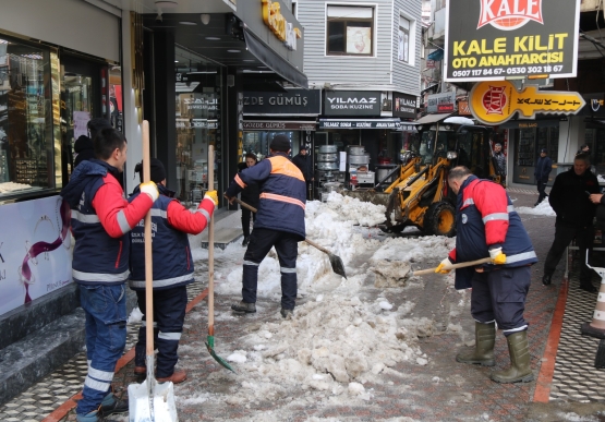 Kdz. Ereğli’de, Kar Kütleleri Kaldırılıyor