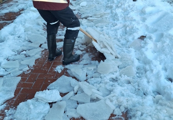 Kdz. Ereğli’de Yollar Ve Kaldırımlar Kardan Temizleniyor