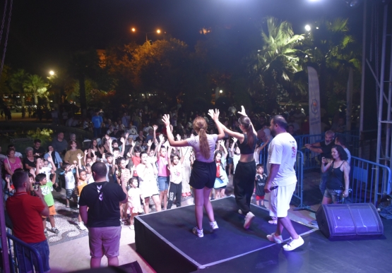 Stand Up Ve Dans Gösterileri Coşturdu