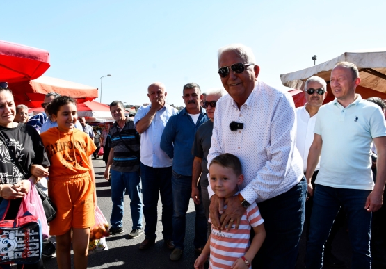 Cumartesi Pazarında Yüzler Gülüyor