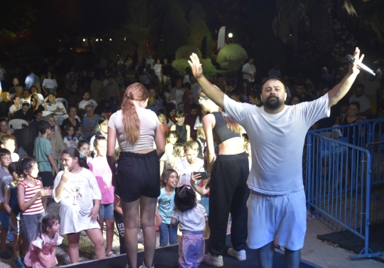 Stand Up Ve Dans Gösterileri Coşturdu