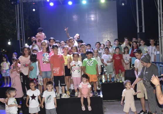Stand Up Ve Dans Gösterileri Coşturdu