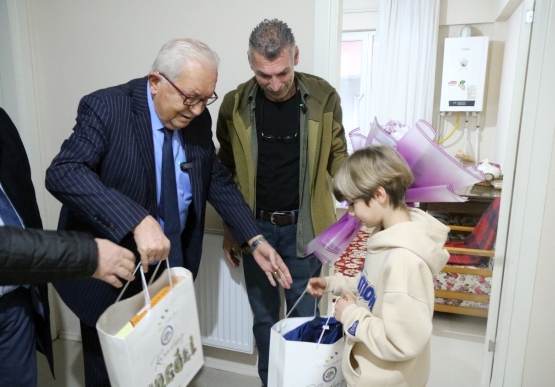 Başkan Posbıyık, Depremzede Aileyi Evinde Ziyaret Etti