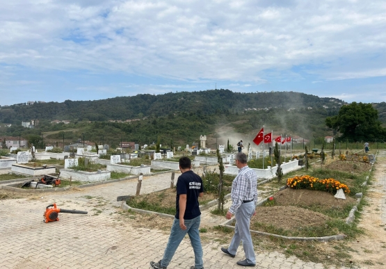Mezarlıklarda Bakım Ve Temizlik Çalışmaları Sürüyor