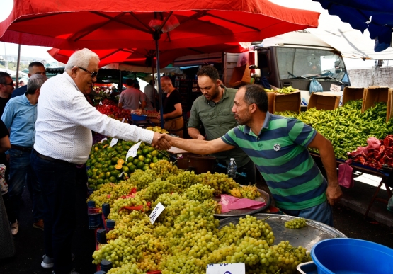 Cumartesi Pazarında Yüzler Gülüyor