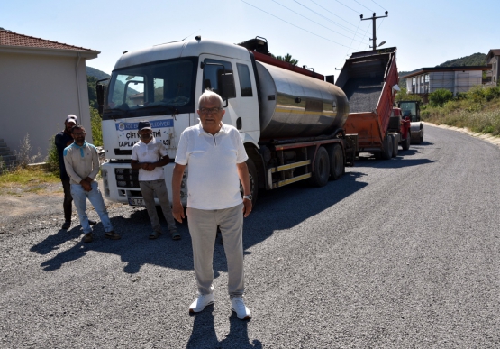 Başkan Posbıyık, 40 Derece Sıcakta, Sıcak Asfalt Çalışması Yapan İşçilere Karpuz İkram Etti