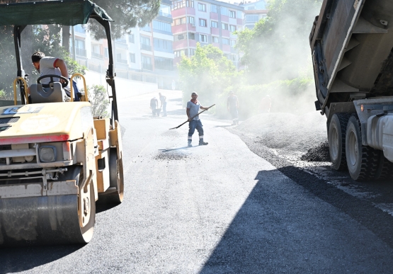 200 Derece Sıcakta Çalışan Asfalt İşçilerine Tatlı Ve Meşrubat İkramında Bulunuldu