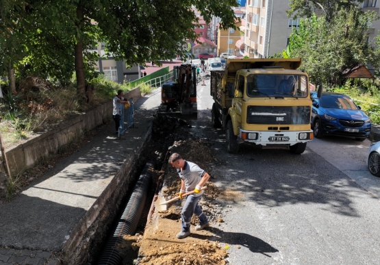 Bağlık Mahallesinde Yağmurlama Hattı Yapılıyor
