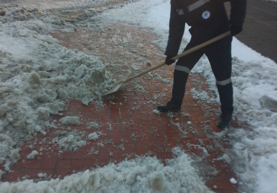 Kdz. Ereğli’de Yollar Ve Kaldırımlar Kardan Temizleniyor