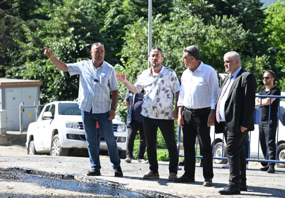 200 Derece Sıcakta Çalışan Asfalt İşçilerine Tatlı Ve Meşrubat İkramında Bulunuldu
